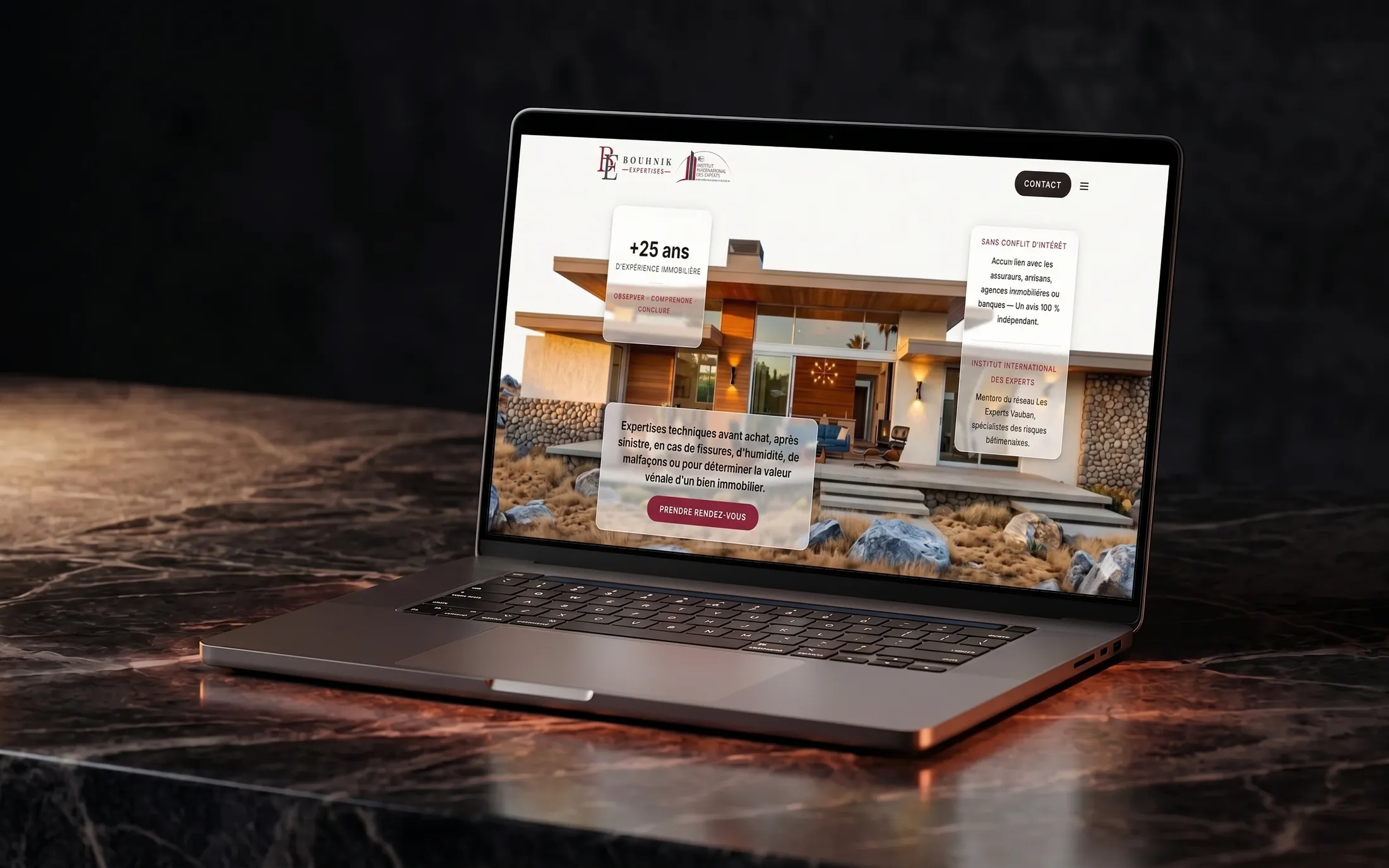La page d'accueil du site Bouhnik Expertises affichée sur un écran : une villa contemporaine en fond, surmontée de cartes de verre annonçant 25 ans d'expérience immobilière, un avis indépendant sans conflit d'intérêt et l'appartenance au réseau Les Experts Vauban.
